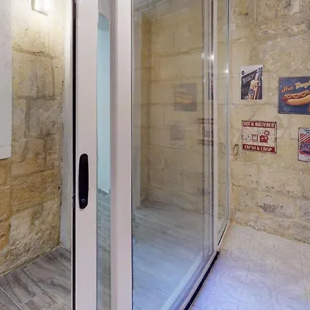 - 1 Bedroom Maisonnette Lägenhet Valletta